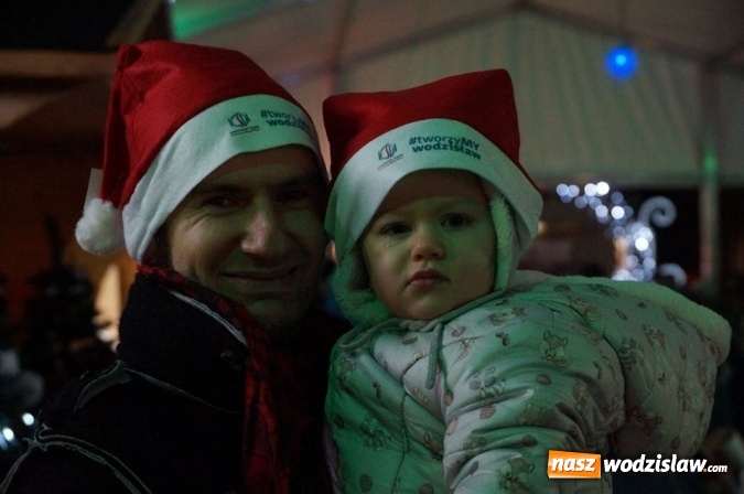 Zdjęcie w galerii na portalu naszwodzislaw.com: Kilkaset osób obchodziło wigilię na wodzisławskim rynku wiadomości z regionu