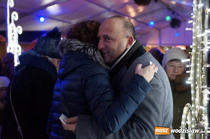 Zdjęcie w galerii na portalu naszwodzislaw.com: Kilkaset osób obchodziło wigilię na wodzisławskim rynku wiadomości z regionu