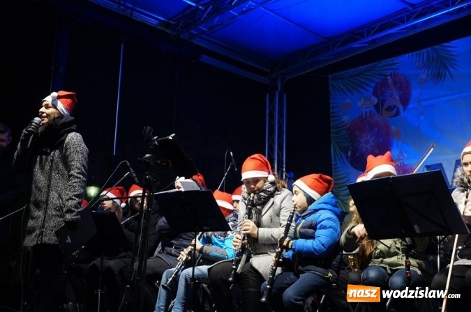 Zdjęcie w galerii na portalu naszwodzislaw.com: Kilkaset osób obchodziło wigilię na wodzisławskim rynku wiadomości z regionu