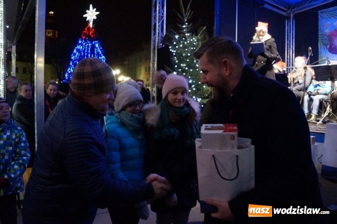 Zdjęcie w galerii na portalu naszwodzislaw.com: Kilkaset osób obchodziło wigilię na wodzisławskim rynku wiadomości z regionu
