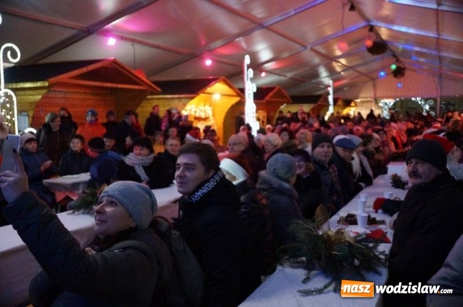 Zdjęcie w galerii na portalu naszwodzislaw.com: Kilkaset osób obchodziło wigilię na wodzisławskim rynku wiadomości z regionu