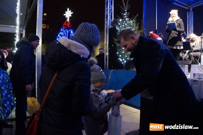 Zdjęcie w galerii na portalu naszwodzislaw.com: Kilkaset osób obchodziło wigilię na wodzisławskim rynku wiadomości z regionu