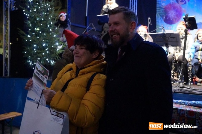 Zdjęcie w galerii na portalu naszwodzislaw.com: Kilkaset osób obchodziło wigilię na wodzisławskim rynku wiadomości z regionu