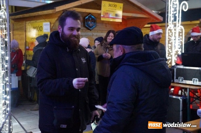 Zdjęcie w galerii na portalu naszwodzislaw.com: Kilkaset osób obchodziło wigilię na wodzisławskim rynku wiadomości z regionu