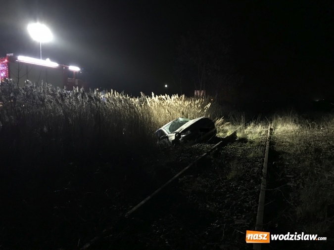 Zdjęcie w galerii na portalu naszwodzislaw.com: Renault stoczyło się ze skarpy na drodze do Lubomi wiadomości z regionu