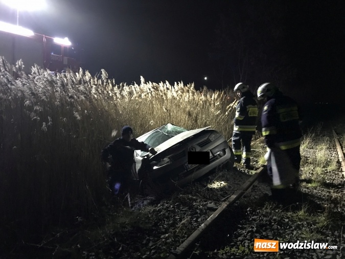 Zdjęcie w galerii na portalu naszwodzislaw.com: Renault stoczyło się ze skarpy na drodze do Lubomi wiadomości z regionu