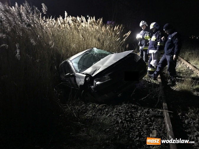 Zdjęcie w galerii na portalu naszwodzislaw.com: Renault stoczyło się ze skarpy na drodze do Lubomi wiadomości z regionu