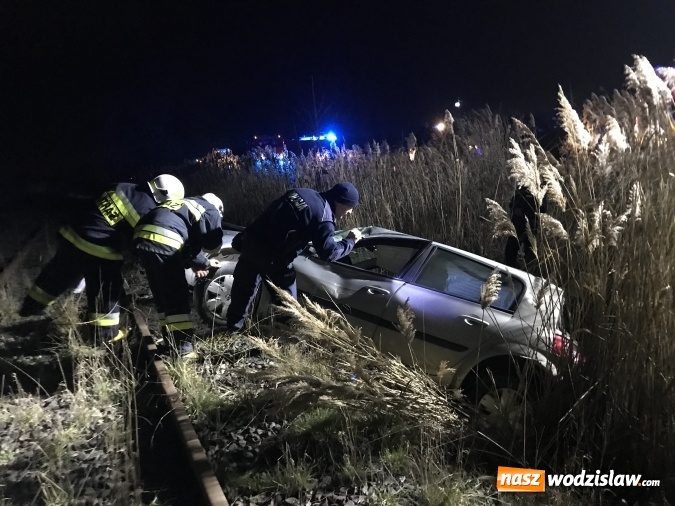 Zdjęcie w galerii na portalu naszwodzislaw.com: Renault stoczyło się ze skarpy na drodze do Lubomi wiadomości z regionu