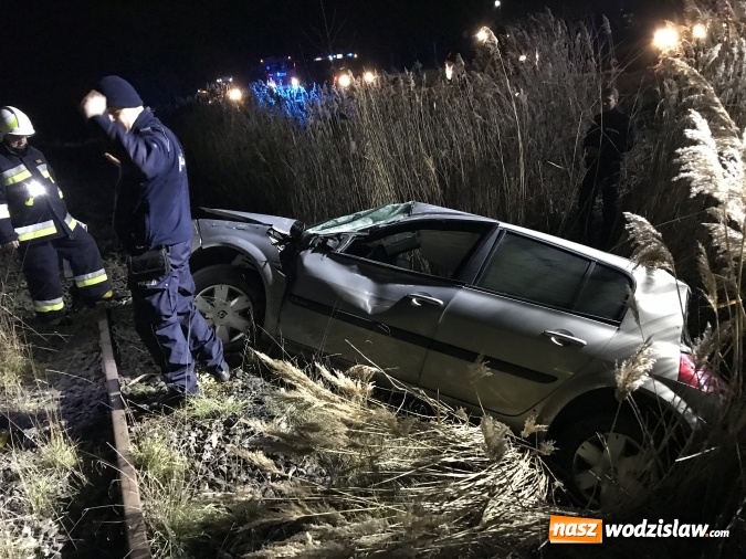 Zdjęcie w galerii na portalu naszwodzislaw.com: Renault stoczyło się ze skarpy na drodze do Lubomi wiadomości z regionu