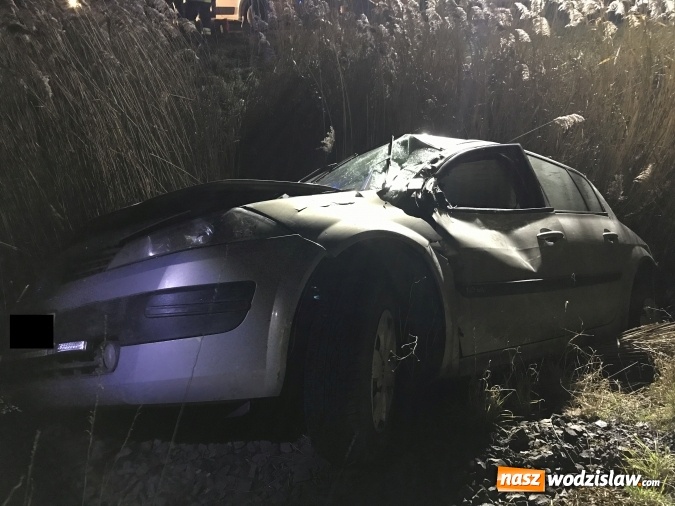 Zdjęcie w galerii na portalu naszwodzislaw.com: Renault stoczyło się ze skarpy na drodze do Lubomi wiadomości z regionu