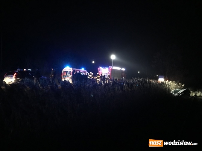 Zdjęcie w galerii na portalu naszwodzislaw.com: Renault stoczyło się ze skarpy na drodze do Lubomi wiadomości z regionu