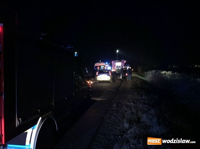 Zdjęcie w galerii na portalu naszwodzislaw.com: Renault stoczyło się ze skarpy na drodze do Lubomi wiadomości z regionu