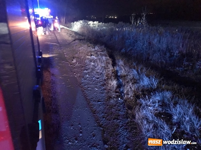 Zdjęcie w galerii na portalu naszwodzislaw.com: Renault stoczyło się ze skarpy na drodze do Lubomi wiadomości z regionu