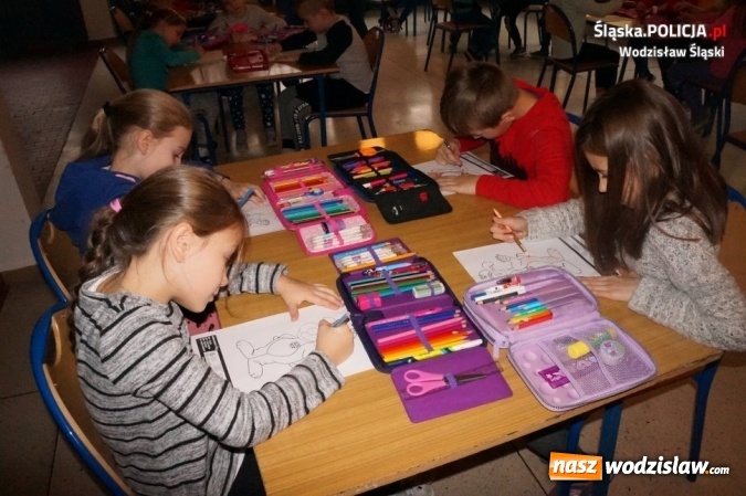 Zdjęcie w galerii na portalu naszwodzislaw.com: Wodzisławscy uczniowie i przedszkolacy bili rekord Polski w kolorowaniu Sznupka wiadomości z regionu