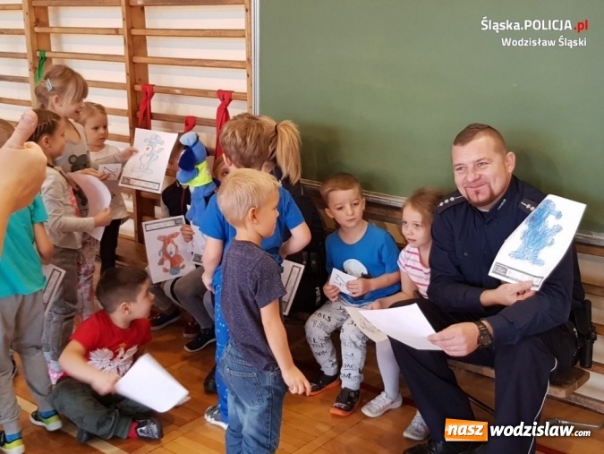 Zdjęcie w galerii na portalu naszwodzislaw.com: Wodzisławscy uczniowie i przedszkolacy bili rekord Polski w kolorowaniu Sznupka wiadomości z regionu