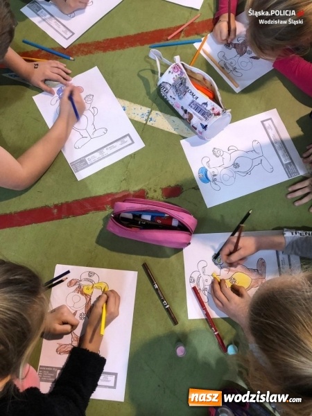 Zdjęcie w galerii na portalu naszwodzislaw.com: Wodzisławscy uczniowie i przedszkolacy bili rekord Polski w kolorowaniu Sznupka wiadomości z regionu