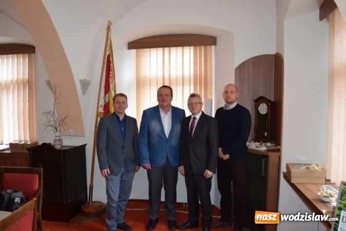 Zdjęcie w galerii na portalu naszwodzislaw.com: Z opłatkiem i świątecznymi życzeniami pojechali do gmin partnerskich w Czechach wiadomości z regionu