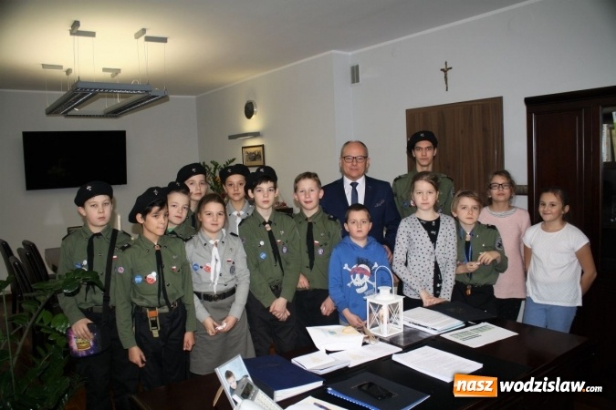 Zdjęcie w galerii na portalu naszwodzislaw.com: Betlejemskie Światło Pokoju rozbłysło w starostwie wiadomości z regionu