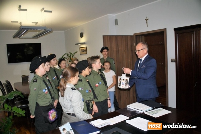 Zdjęcie w galerii na portalu naszwodzislaw.com: Betlejemskie Światło Pokoju rozbłysło w starostwie wiadomości z regionu