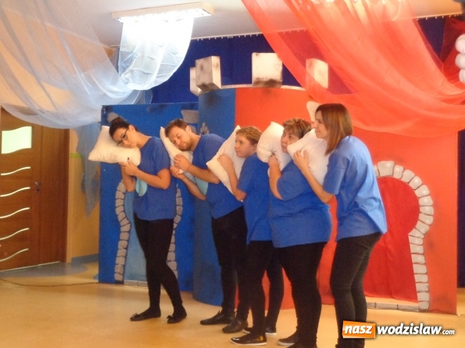 Zdjęcie w galerii na portalu naszwodzislaw.com: Rodzice i nauczyciele przygotowali przedstawienie o Dwóch Królestwach wiadomości z regionu