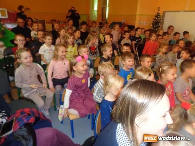 Zdjęcie w galerii na portalu naszwodzislaw.com: Rodzice i nauczyciele przygotowali przedstawienie o Dwóch Królestwach wiadomości z regionu