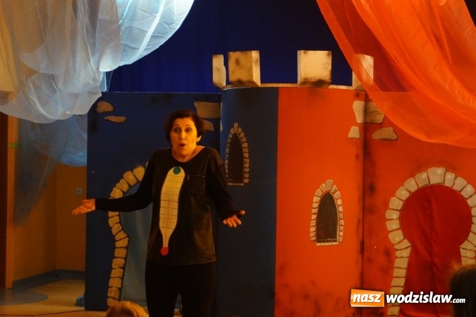 Zdjęcie w galerii na portalu naszwodzislaw.com: Rodzice i nauczyciele przygotowali przedstawienie o Dwóch Królestwach wiadomości z regionu