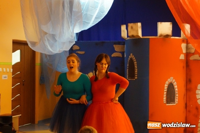 Zdjęcie w galerii na portalu naszwodzislaw.com: Rodzice i nauczyciele przygotowali przedstawienie o Dwóch Królestwach wiadomości z regionu