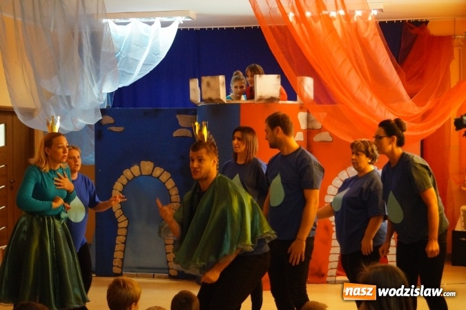 Zdjęcie w galerii na portalu naszwodzislaw.com: Rodzice i nauczyciele przygotowali przedstawienie o Dwóch Królestwach wiadomości z regionu