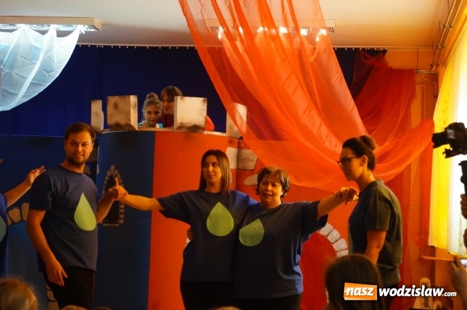 Zdjęcie w galerii na portalu naszwodzislaw.com: Rodzice i nauczyciele przygotowali przedstawienie o Dwóch Królestwach wiadomości z regionu