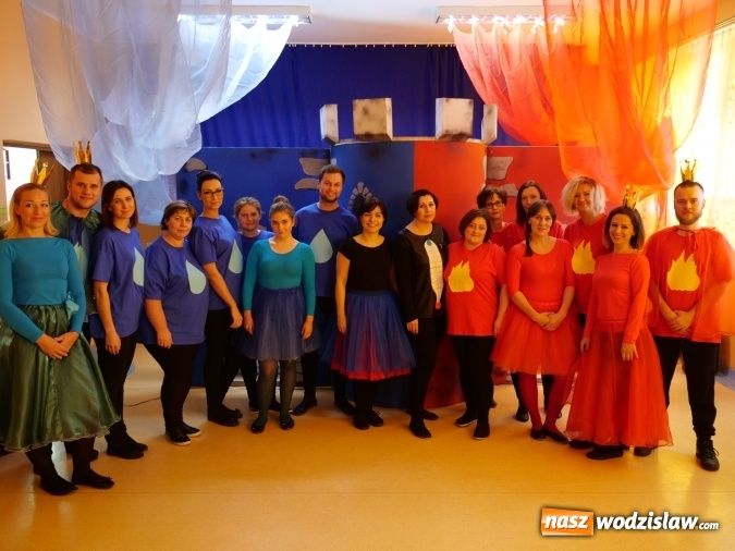 Zdjęcie w galerii na portalu naszwodzislaw.com: Rodzice i nauczyciele przygotowali przedstawienie o Dwóch Królestwach wiadomości z regionu