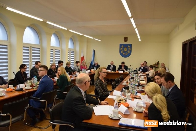 Zdjęcie w galerii na portalu naszwodzislaw.com: Po sesji Rady Gminy. Budżet na 2019 i stypendia dla najzdolniejszych studentów wiadomości z regionu