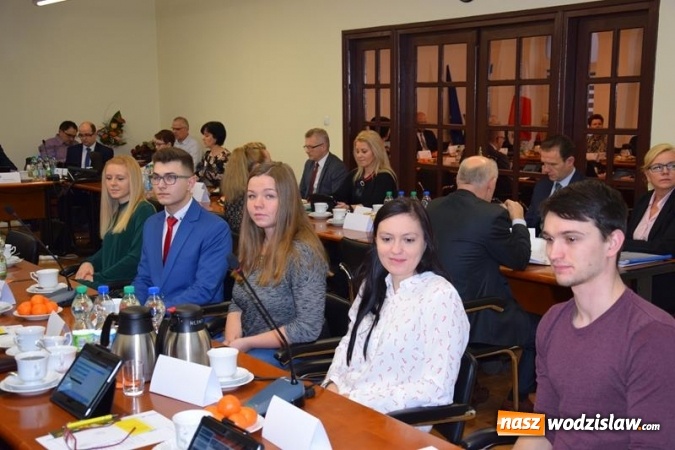 Zdjęcie w galerii na portalu naszwodzislaw.com: Po sesji Rady Gminy. Budżet na 2019 i stypendia dla najzdolniejszych studentów wiadomości z regionu