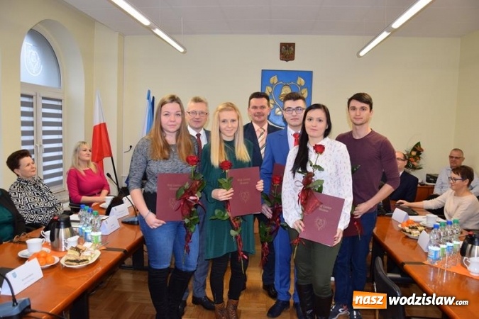 Zdjęcie w galerii na portalu naszwodzislaw.com: Po sesji Rady Gminy. Budżet na 2019 i stypendia dla najzdolniejszych studentów wiadomości z regionu