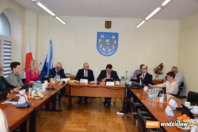 Zdjęcie w galerii na portalu naszwodzislaw.com: Po sesji Rady Gminy. Budżet na 2019 i stypendia dla najzdolniejszych studentów wiadomości z regionu