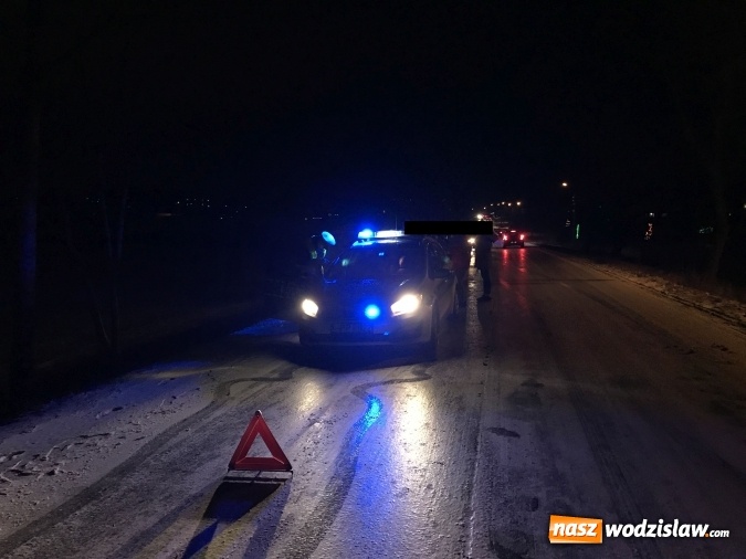 Zdjęcie w galerii na portalu naszwodzislaw.com: Tańczący na lodzie. DW 933 zamknięta z powodu oblodzenia  wiadomości z regionu