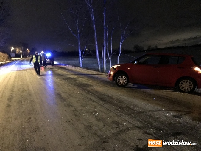 Zdjęcie w galerii na portalu naszwodzislaw.com: Tańczący na lodzie. DW 933 zamknięta z powodu oblodzenia  wiadomości z regionu