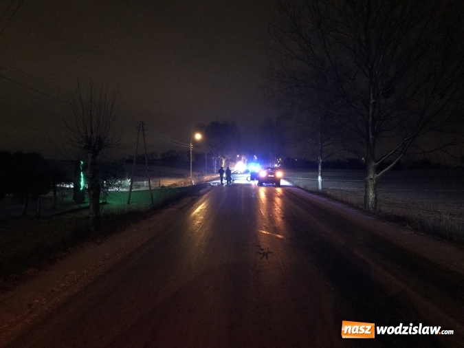 Zdjęcie w galerii na portalu naszwodzislaw.com: Tańczący na lodzie. DW 933 zamknięta z powodu oblodzenia  wiadomości z regionu