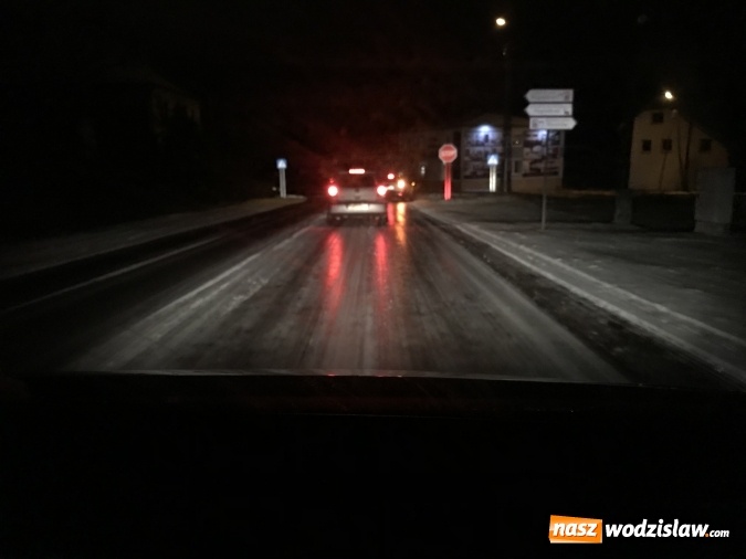 Zdjęcie w galerii na portalu naszwodzislaw.com: Tańczący na lodzie. DW 933 zamknięta z powodu oblodzenia  wiadomości z regionu