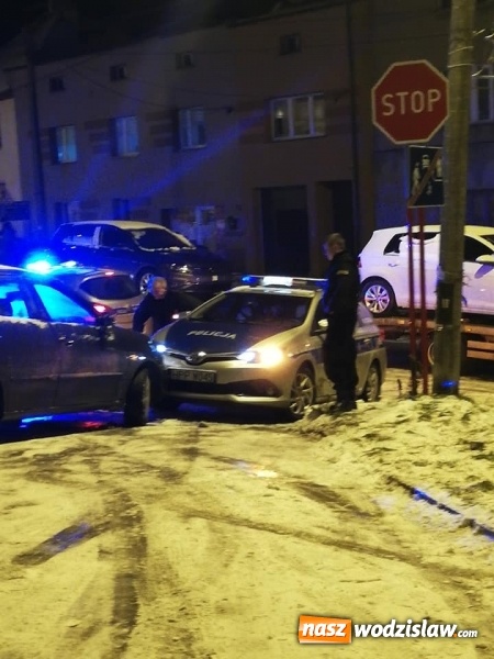 Zdjęcie w galerii na portalu naszwodzislaw.com: Pogoda zaskoczyła. Dachowanie w Wodzisławiu i kolizja z udziałem radiowozu w Pszowie wiadomości z regionu