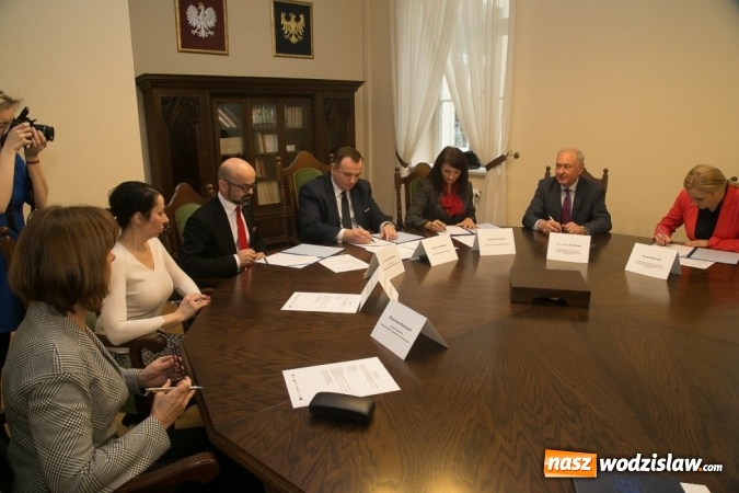 Zdjęcie w galerii na portalu naszwodzislaw.com: Porozumienie o współpracy podpisane. Miliony złotych na staże i konkursy wiadomości z regionu