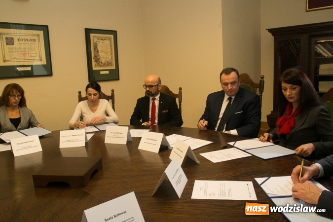 Zdjęcie w galerii na portalu naszwodzislaw.com: Porozumienie o współpracy podpisane. Miliony złotych na staże i konkursy wiadomości z regionu