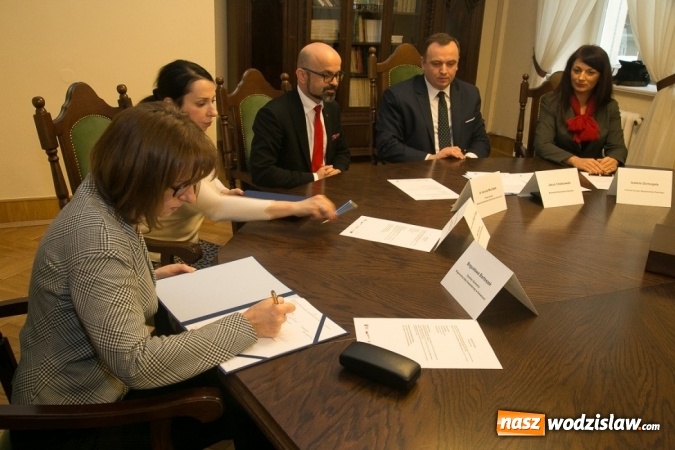 Zdjęcie w galerii na portalu naszwodzislaw.com: Porozumienie o współpracy podpisane. Miliony złotych na staże i konkursy wiadomości z regionu