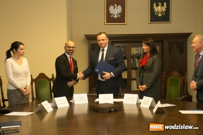 Zdjęcie w galerii na portalu naszwodzislaw.com: Porozumienie o współpracy podpisane. Miliony złotych na staże i konkursy wiadomości z regionu