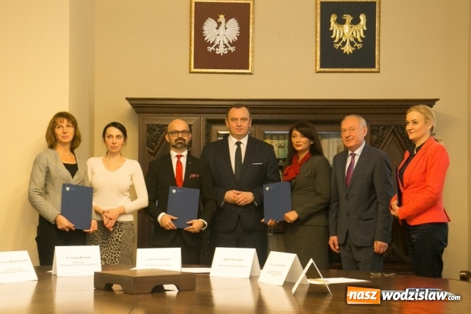 Zdjęcie w galerii na portalu naszwodzislaw.com: Porozumienie o współpracy podpisane. Miliony złotych na staże i konkursy wiadomości z regionu