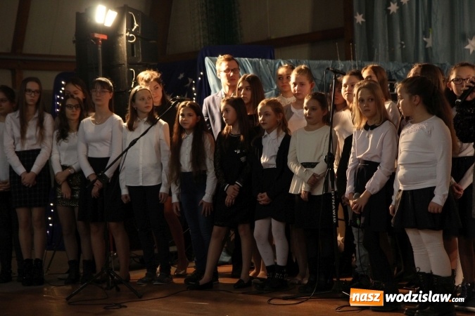 Zdjęcie w galerii na portalu naszwodzislaw.com: Wyjątkowy jubileuszowy koncert noworoczny w szkole w Lubomi wiadomości z regionu