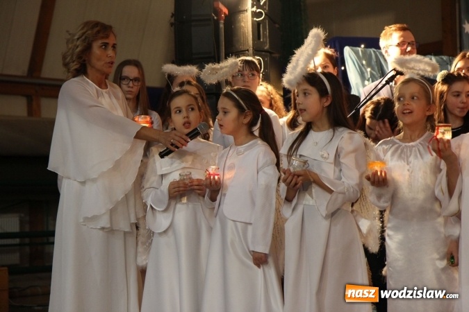 Zdjęcie w galerii na portalu naszwodzislaw.com: Wyjątkowy jubileuszowy koncert noworoczny w szkole w Lubomi wiadomości z regionu