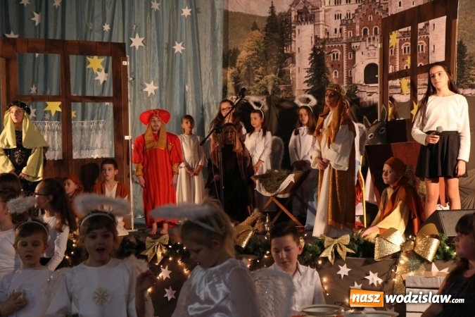 Zdjęcie w galerii na portalu naszwodzislaw.com: Wyjątkowy jubileuszowy koncert noworoczny w szkole w Lubomi wiadomości z regionu