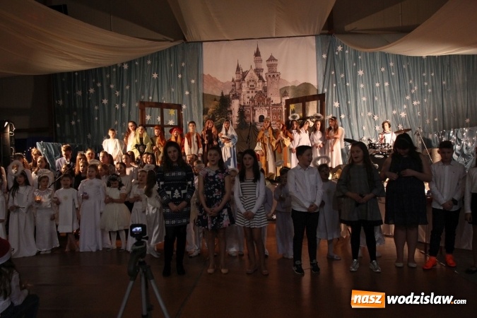 Zdjęcie w galerii na portalu naszwodzislaw.com: Wyjątkowy jubileuszowy koncert noworoczny w szkole w Lubomi wiadomości z regionu