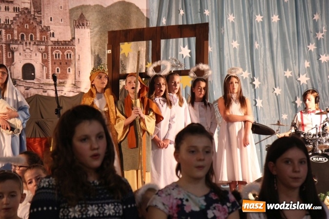 Zdjęcie w galerii na portalu naszwodzislaw.com: Wyjątkowy jubileuszowy koncert noworoczny w szkole w Lubomi wiadomości z regionu