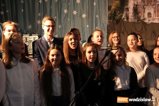 Zdjęcie w galerii na portalu naszwodzislaw.com: Wyjątkowy jubileuszowy koncert noworoczny w szkole w Lubomi wiadomości z regionu